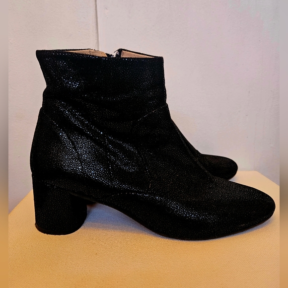 Perfect Amalfi by Rangoni Rima Black Leather Shimmering Booties Ankle Boots 9 - Picture 1 of 7